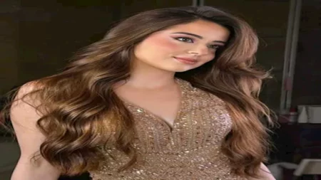 سارة نور تستعرض إطلالتها على السجادة الحمراء لـ "بنات الباشا" (صور)