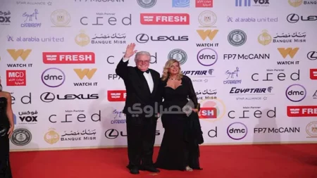بنفس اللون.. حسين فهمي وزوجته بإطلالة جذابة في ختام "القاهرة السينمائي" بنفس اللون.. حسين فهمي وزوجته بإطلالة جذابة في ختام "القاهرة السينمائي"