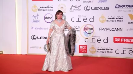 خبير موضة ينتقد إطلالة إلهام شاهين في ختام مهرجان القاهرة السينمائي الدولي