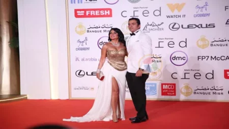 "لوك مكرر".. خبير موضة ينتقد إطلالة رانيا يوسف في القاهرة السينمائي