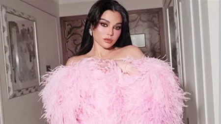 هيفاء وهبي تخطف الأنظار بفستان قصير في أحدث إطلالتها