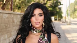 بإطلالات متنوعة وجريئة.. كارولين عزمي تخطف الأنظار والجمهور يعلق