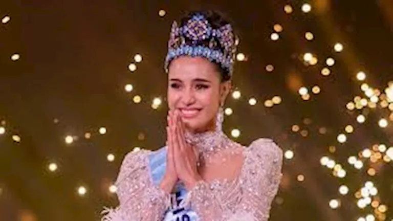 فستان مزين بالورود.. ملكة جمال العالم 2025 بإطلالة جريئة فستان مزين بالورود.. ملكة جمال العالم 2025 بإطلالة جريئة