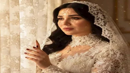 مي عز الدين تخطف الأنظار بفستان زفاف مصمم بالـ"AI".. والجمهور: "عروستنا القمر"