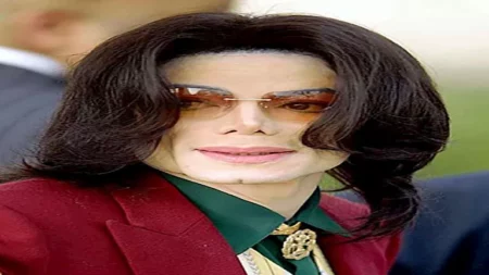 أصيب بالبهاق وفقد شعره.. تفاصيل صادمة في تقرير تشريح جثة مايكل جاكسون