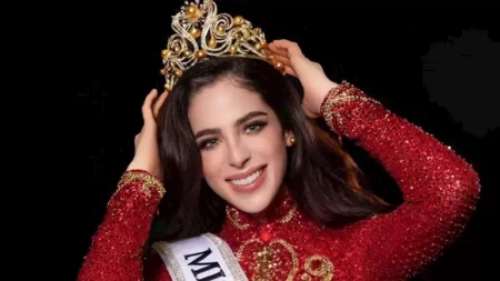 خطفت الأنظار بجمالها.. إطلالة ساحرة لـ ملكة جمال الكون 2025