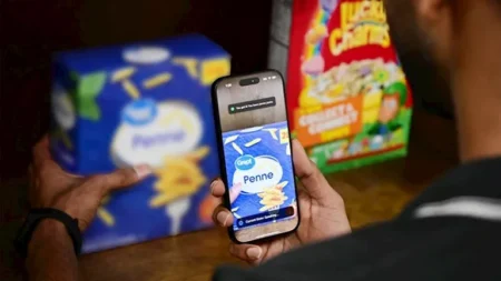 ابتكار تطبيق جديد يساعد المكفوفين على تجنب العقبات أثناء التنقل