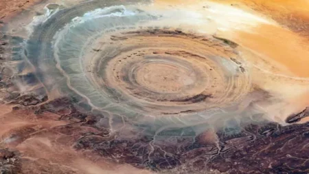 صور مذهلة لهياكل حلقية في جبل أركانو بصحراء ليبيا