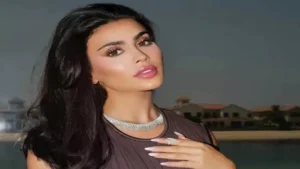 فستان أبيض قصير.. يمني خوري بإطلالة جريئة