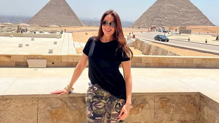 نرمين الفقي تتألق بإطلالة ساحرة في الأهرامات.. هكذا نسقت اللوك؟ نرمين الفقي تتألق بإطلالة ساحرة في الأهرامات.. هكذا نسقت اللوك؟