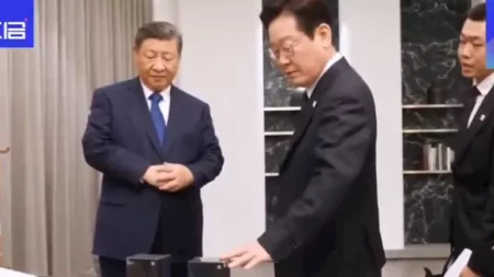 فيديو "شاومي" يشعل الجدل.. ماذا دار بين الرئيس الصيني ونظيره الكوري؟ فيديو "شاومي" يشعل الجدل.. ماذا دار بين الرئيس الصيني ونظيره الكوري؟