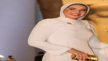 ما دلالة المكتوب على فستان "آية" ابنة الرئيس السيسي خلال افتتاح المتحف الكبير؟