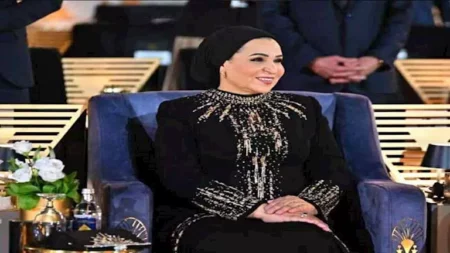 "ينحني الزمن أمام مجد مصر".. حكاية جملة كتبتها السيدة انتصار السيسي على فستانها؟