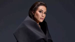 لوك جذاب.. هند صبري تتألق بقميص مخطط وبنطلون كارجو واسع