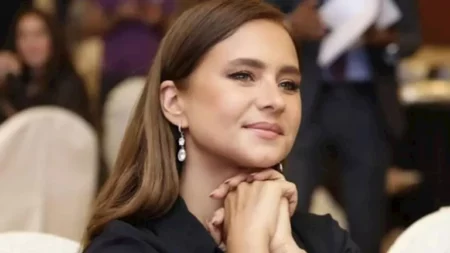 بمجوهرات فاخرة مرصعة بالزمرد والألماس.. نيللي كريم تتألق بإطلالة من توقيع إيلي صعب