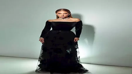 "أجمل عيون".. نيللي كريم تخطف الأنظار بإطلالة جريئة