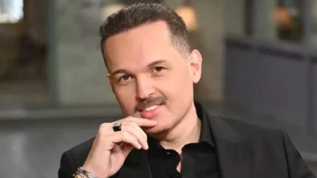 بعد ولادة صعبة.. زوجة محمد محمود عبدالعزيز تعاني من نزيف وتدخل العناية