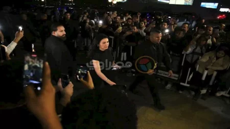 محمد رمضان يستقبل المعزين في وفاة والده بمسجد الشرطة