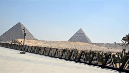 كل ما تريد معرفته عن الممشى السياحي بين المتحف المصري الكبير والأهرامات (صور) كل ما تريد معرفته عن الممشى السياحي بين المتحف المصري الكبير والأهرامات (صور)