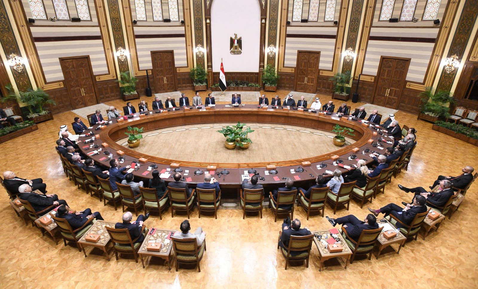 رسائل طمأنة من السيسي لـ رؤساء وقيادات 52 من كبريات الشركات المصرية والعالمية.. فيديو