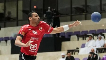 "يد الاهلي" تهزم سموحة وتتوج بالسوبر في الإمارات