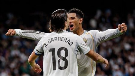 ريال مدريد يكتسح فالنسيا برباعية ويواصل مطاردة الصدارة في الدوري الإسباني