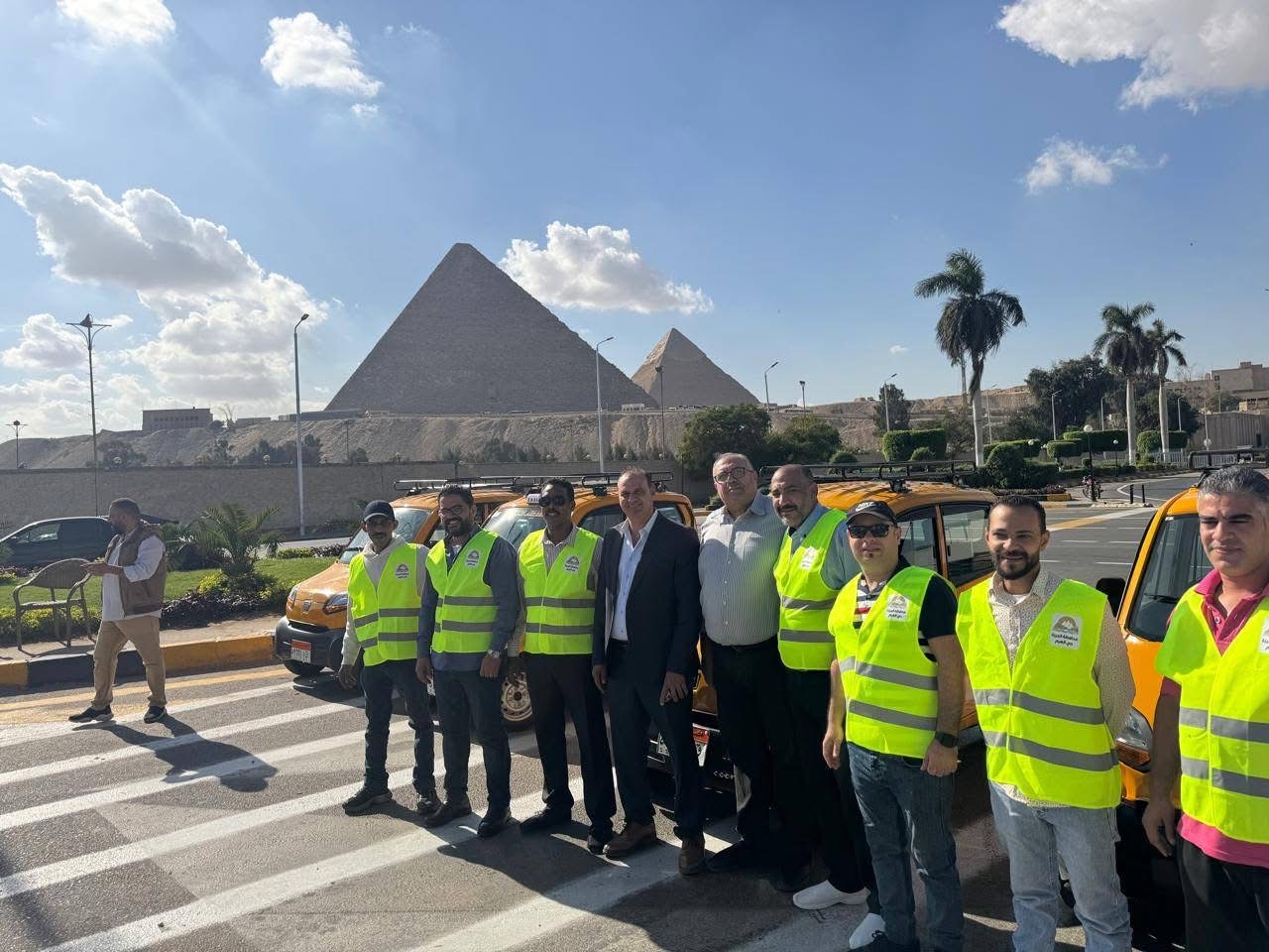 بالصور.. بدء مبادرة تسليم أصحاب التكاتك السيارة البديلة صديقة البيئة بحي الهرم