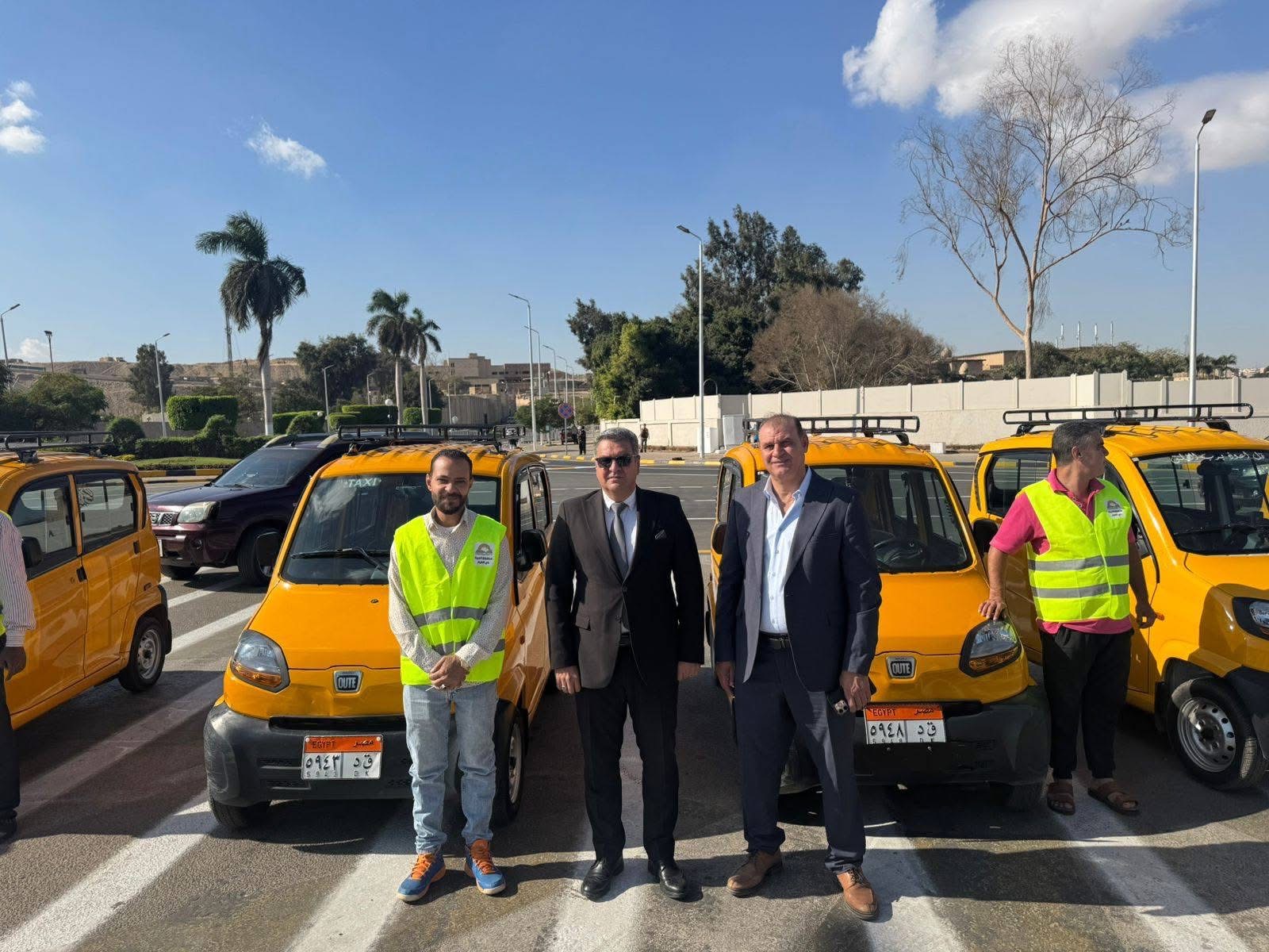 بالصور.. بدء مبادرة تسليم أصحاب التكاتك السيارة البديلة صديقة البيئة بحي الهرم