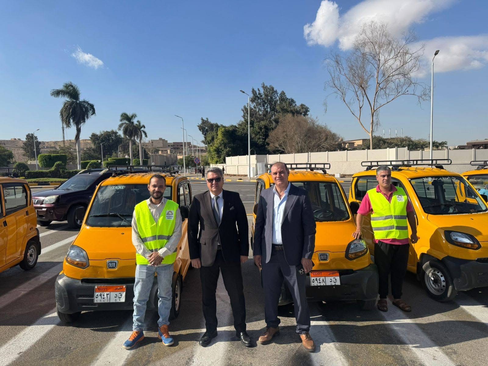 بالصور.. بدء مبادرة تسليم أصحاب التكاتك السيارة البديلة صديقة البيئة بحي الهرم