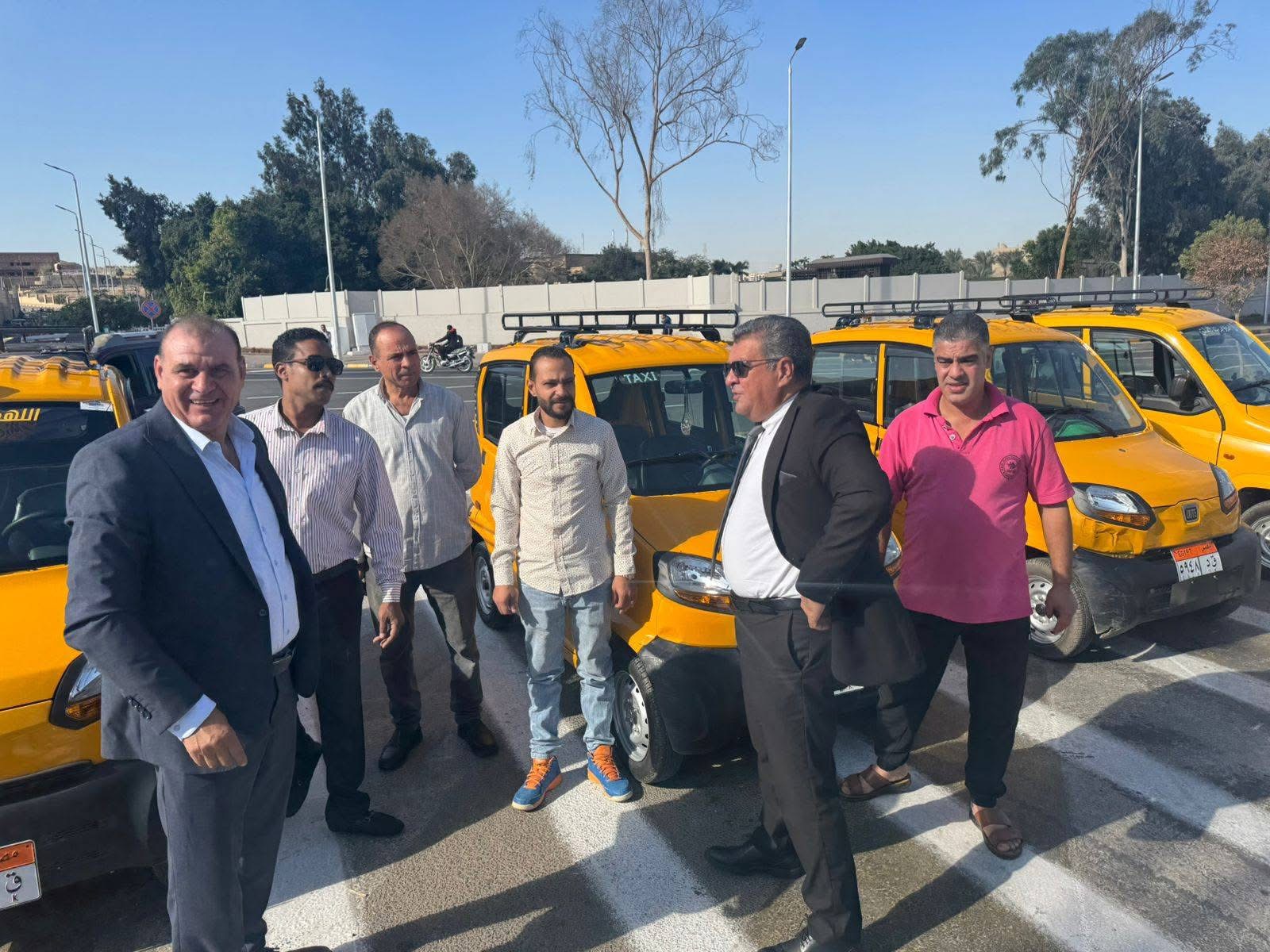 بالصور.. بدء مبادرة تسليم أصحاب التكاتك السيارة البديلة صديقة البيئة بحي الهرم