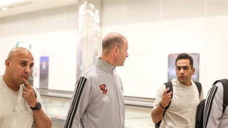 السوبر المصري.. توروب يعقد محاضرة مع لاعبي الأهلي في فندق الإقامة