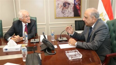 وزير الكهرباء يبحث مع رئيس "كوبولوزيس" اليونانية تطورات مشروع ربط التيار