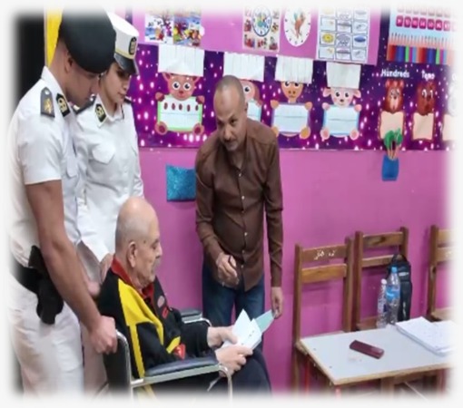 رجال الشرطة يجسدون المواقف الإنسانية فى انتخابات مجلس النواب 2025 بالإسكندرية