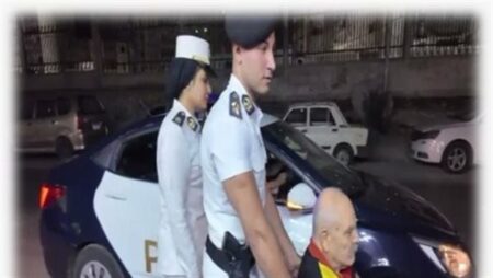 رجال الشرطة يجسدون المواقف الإنسانية فى انتخابات مجلس النواب 2025 بالإسكندرية