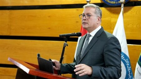 وزير البترول يشكر إبراهيم مكي ويهنئ علاء الدين عبدالفتاح بتولي رئاسة البتروكيماويات