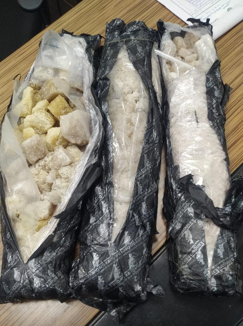 جمارك مطار القاهرة تتصدى لهجمات مهربي المخدرات بضبط 20 كيلو مجددًا