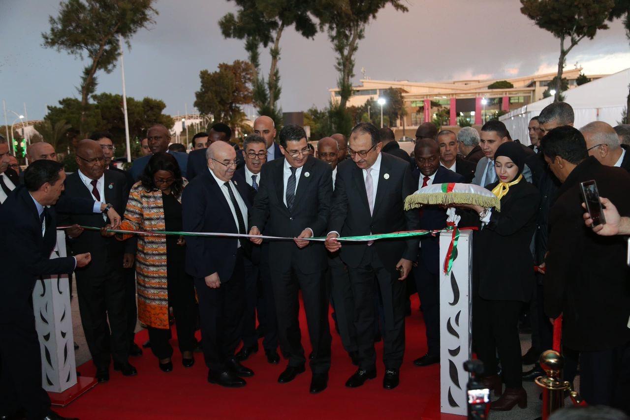 وزير قطاع الأعمال يشهد افتتاح معرض لإنتاج الأدوية بالجزائر