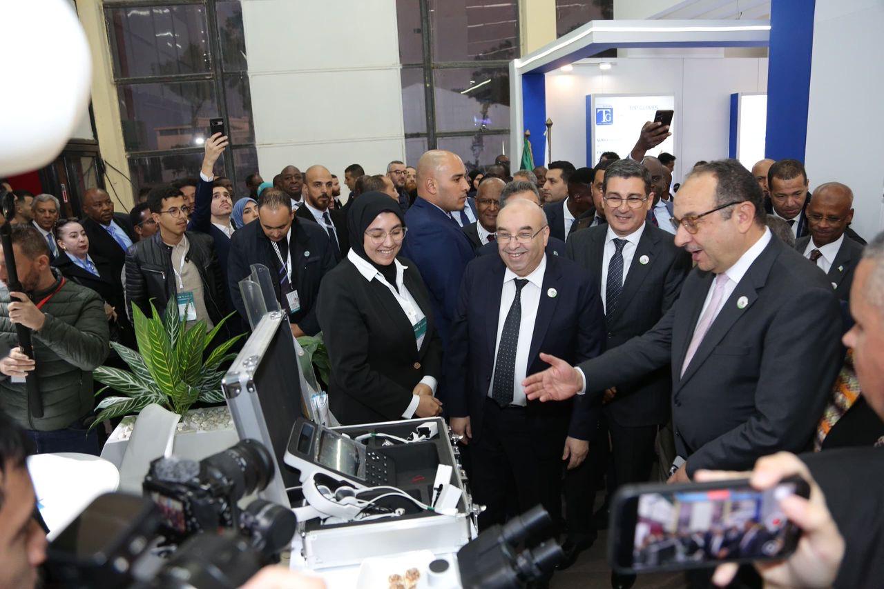 وزير قطاع الأعمال يشهد افتتاح معرض لإنتاج الأدوية بالجزائر