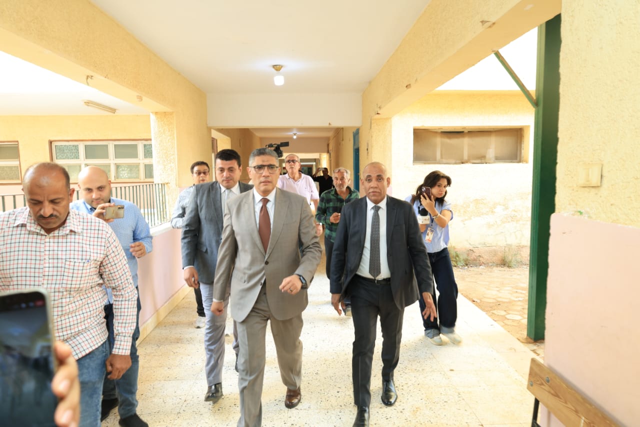 انتخابات النواب 2025.. محافظ الجيزة يُدلي بصوته في مدرسة النصر بـ 6 أكتوبر