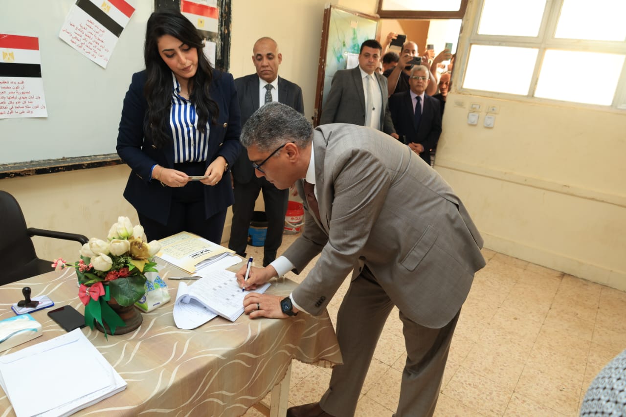 انتخابات النواب 2025.. محافظ الجيزة يُدلي بصوته في مدرسة النصر بـ 6 أكتوبر