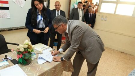 انتخابات النواب 2025.. محافظ الجيزة يُدلي بصوته في مدرسة النصر بـ 6 أكتوبر