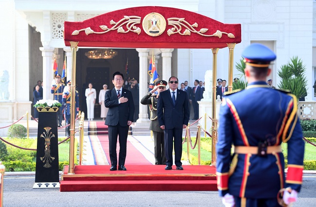 تفاصيل زيارة رئيس كوريا لـ قصر الاتحادية ولقاء السيسي.. صور