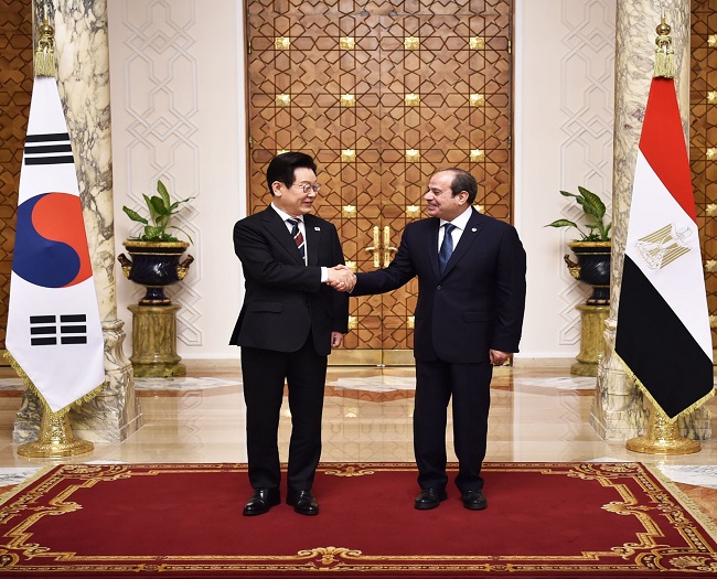 تفاصيل زيارة رئيس كوريا لـ قصر الاتحادية ولقاء السيسي.. صور