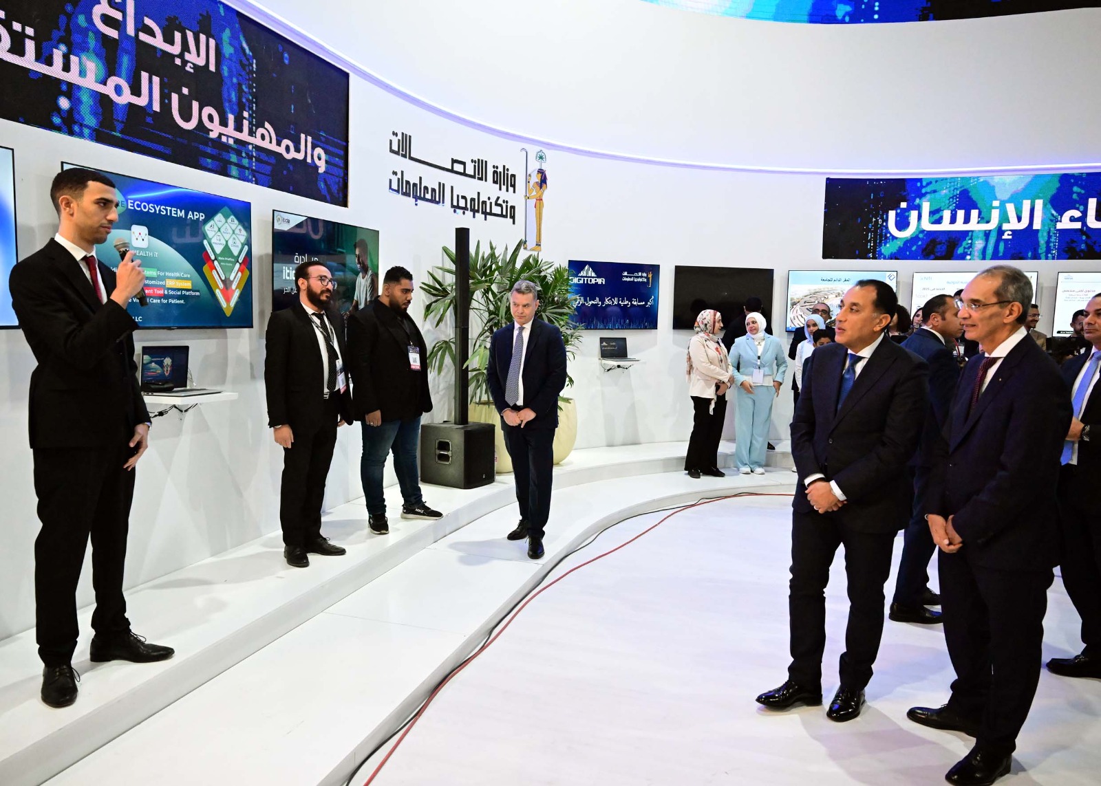 رئيس الوزراء يناقش خريجي مبادرات وزارة الاتصالات وأصحاب الشركات الناشئة.. صور