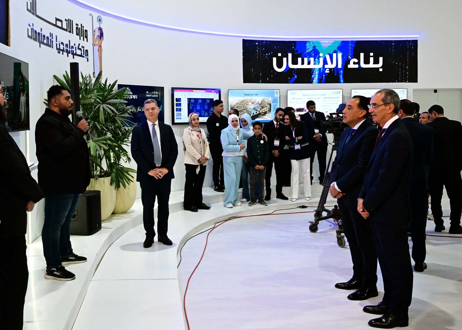 رئيس الوزراء يناقش خريجي مبادرات وزارة الاتصالات وأصحاب الشركات الناشئة.. صور