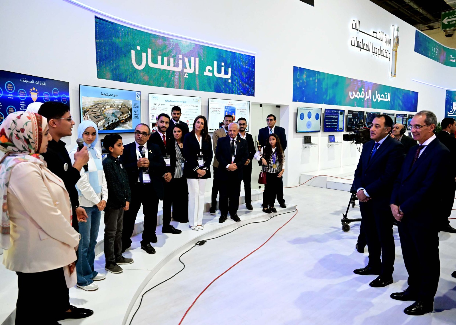 رئيس الوزراء يناقش خريجي مبادرات وزارة الاتصالات وأصحاب الشركات الناشئة.. صور