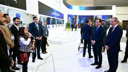 مدبولي: الرئيس يؤكد دائما أن قطاع الاتصالات قادر على تحقيق قيمة مضافة.. صور