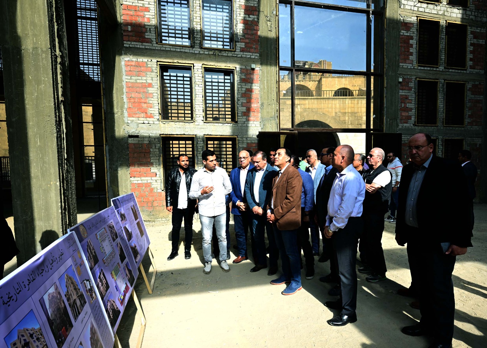 رئيس الوزراء يتفقد منطقة مسجد الحاكم بأمر الله.. صور