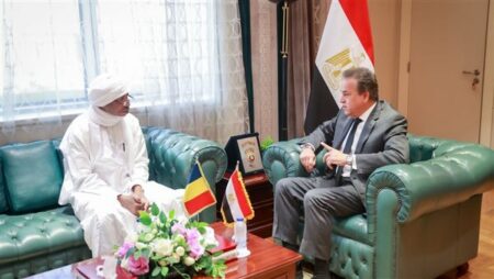 وزير الصحة يبحث مع نظيره التشادي تعزيز التعاون الصحي بين البلدين