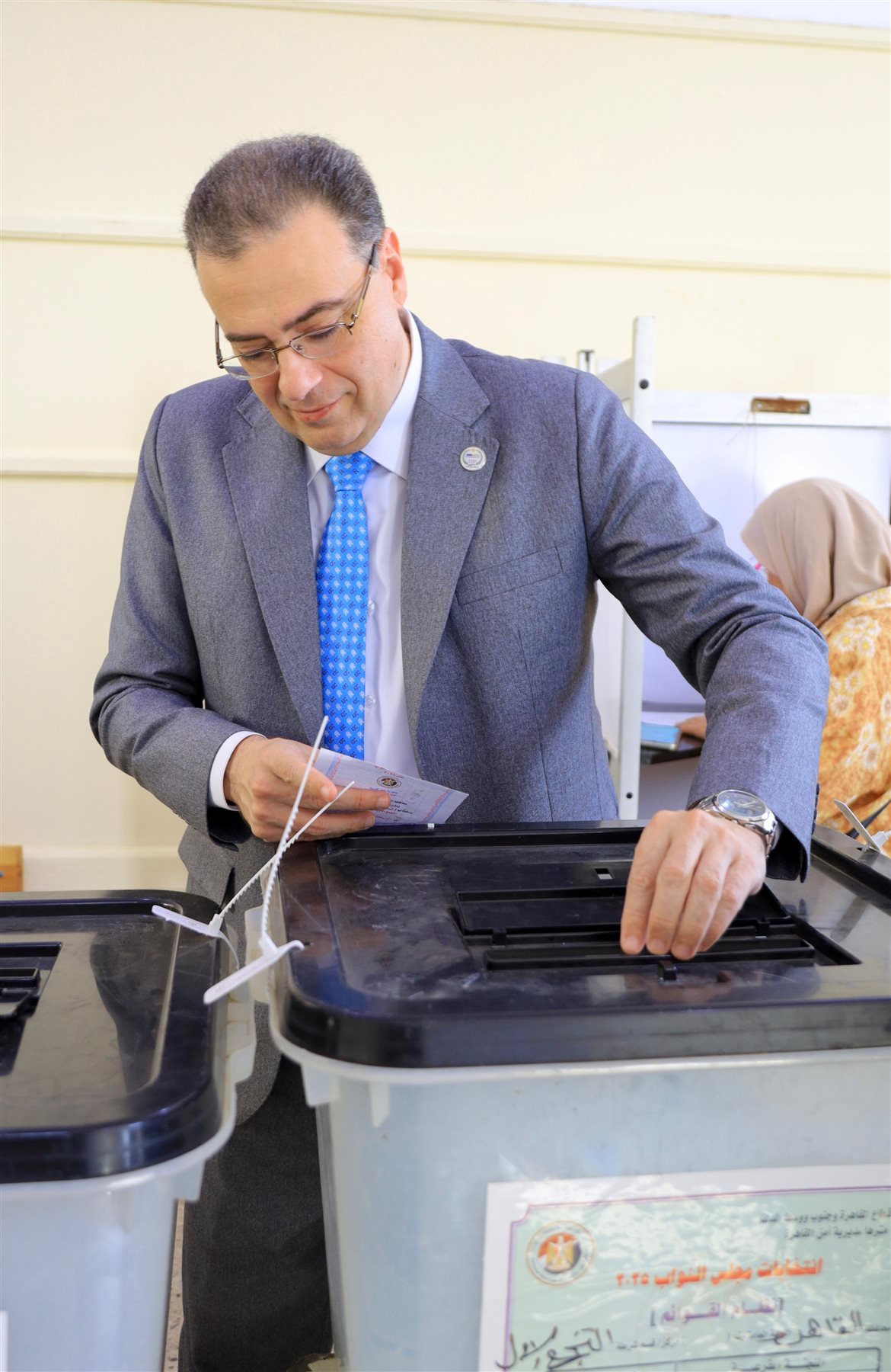 رئيس الجهاز المركزي للتنظيم والإدارة يدلي بصوته في انتخابات مجلس النواب
